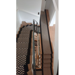 Tapis d'escalier à motifs noir et blanc chevron