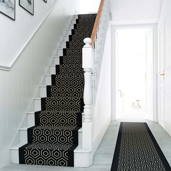 Moquette passage d'escalier à motifs noir et blanc